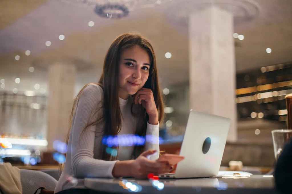 Mulher utiliza Tecnologia no atendimento ao cliente para facilitar a comunicação com empresa via telefone